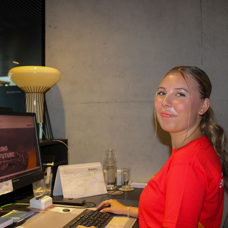 Ein Lehrling im Bereich Industriekaufleute arbeitet an organisatorischen und administrativen Aufgaben in einem modernen Büro.